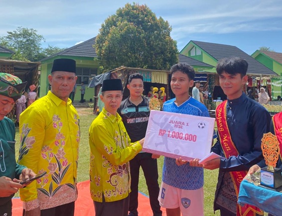 Kepala Kemenag Bungo Serahkan Piala Juara Futsal Kepala Kemenag Bungo Serahkan Piala Juara Futsal