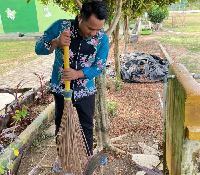 Pegawai Tata Usaha MAN 3 Bungo Bersihkan Halaman Kantor Pegawai Tata Usaha MAN 3 Bungo Bersihkan Halaman Kantor