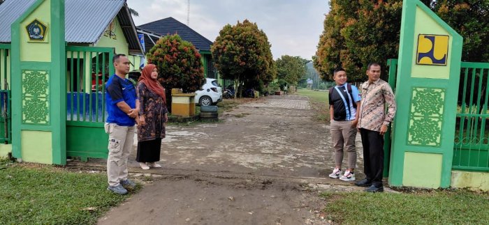 Guru Piket Sambut Kedatangan Siswa di Gerbang, Ciptakan Sekolah Ramah dan Disiplin