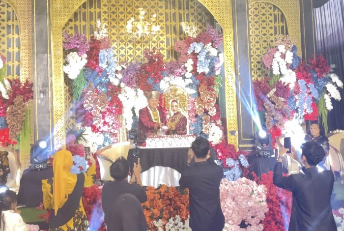 Makna Filosofis Tradisi Menabur Gula pada Kue Pernikahan diresepsi pernikahan putri Pertama ibu Elvi Sumarni
