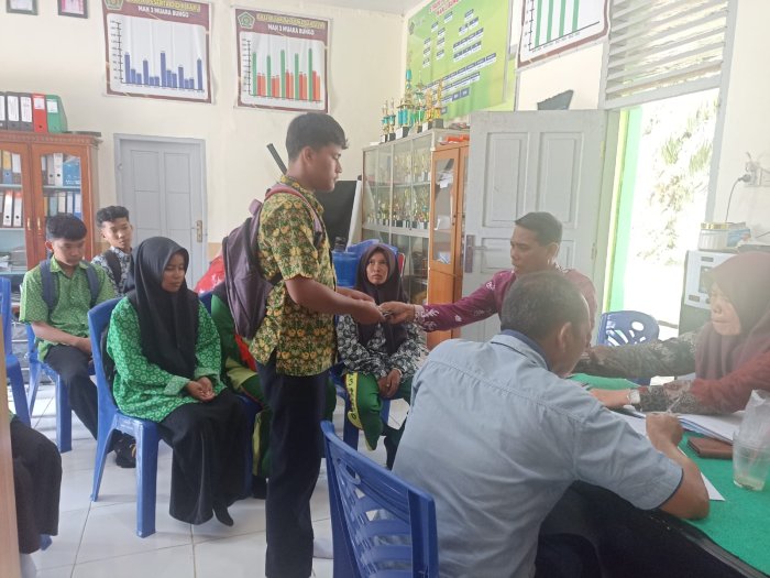 Kepala MAN 3 Bungo Salurkan Bantuan Dana Bazda kepada Siswa Kurang Mampu