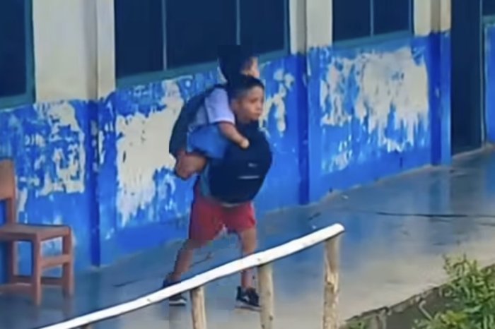 Persahabatan Tanpa Batas: Kisah Bocah SD di Sumba Timur yang Setia Gendong Teman Disabilitas Demi Sekolah Persahabatan Tanpa Batas: Kisah Bocah SD di Sumba Timur yang Setia Gendong Teman Disabilitas Demi Sekolah