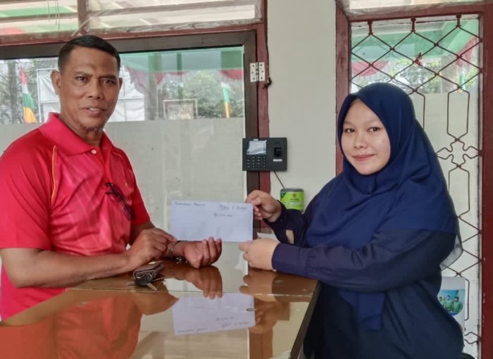 Kepala MAN 3 Bungo Serahkan Bantuan untuk Korban Banjir Sumbar