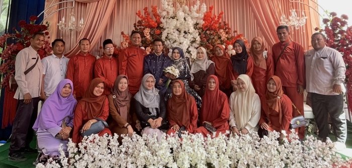 Eratkan Silaturahmi, Keluarga Besar MAN 3 Bungo Hadiri Resepsi Pernikahan Putri Ibu Asni