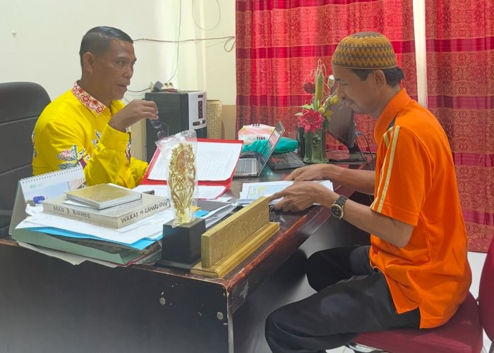 Wali Kelas Sampaikan Laporan Perangkat Mengajar ke Kepala Madrasah sebelum Ppkm