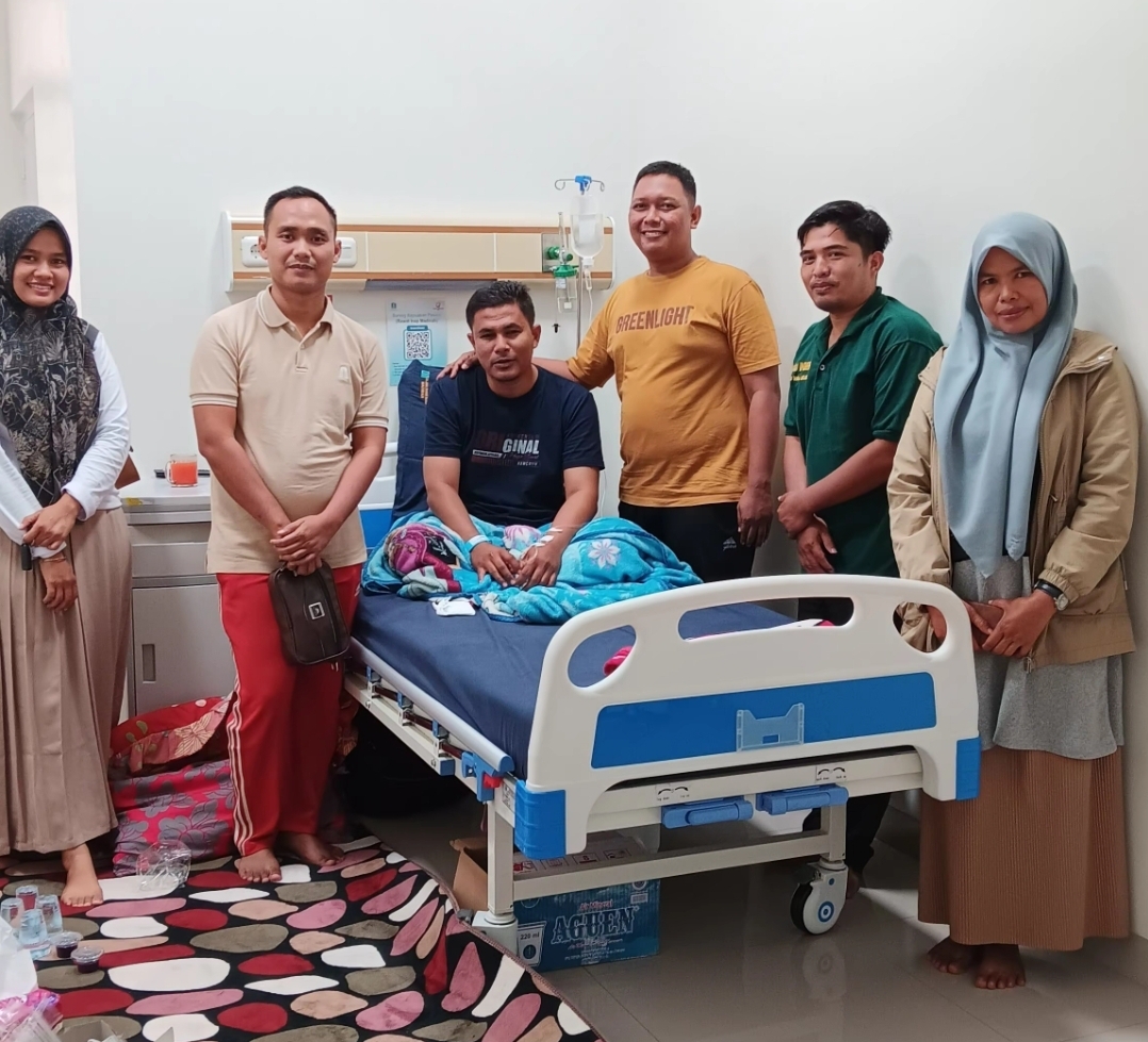 Perwakilan Keluarga Besar MAN 3 Bungo Besuk Guru yang Dirawat di Rumah Sakit Perwakilan Keluarga Besar MAN 3 Bungo Besuk Guru yang Dirawat di Rumah Sakit