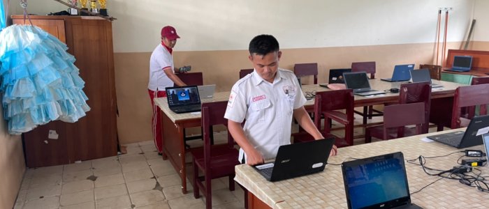Panitia Matangkan Instalasi Laptop untuk Ujian TKA Panitia Matangkan Instalasi Laptop untuk Ujian TKA