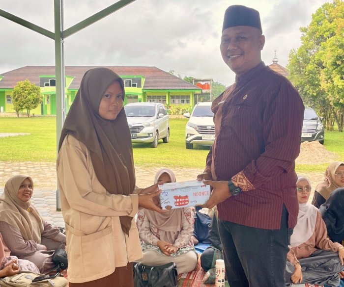 Kepala MAN 3 Apresiasi Siswi Khatam Al Quran di Ramadhan Kepala MAN 3 Apresiasi Siswi Khatam Al Quran di Ramadhan