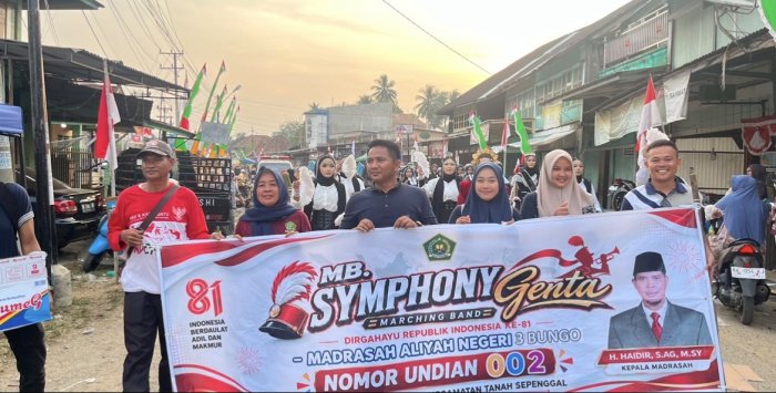 Kompak dan Setia Mendampingi, Tenaga Kependidikan MAN 3 Bungo Tetap Semangat Pawai di Tengah Terik Matahari