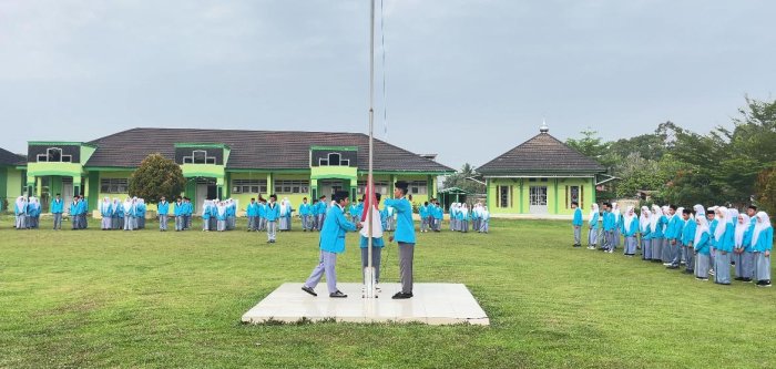 Siswa MAN 3 Bungo Kelas XII.2 Sukses Jalankan Tugas sebagai Petugas Upacara Senin Siswa MAN 3 Bungo Kelas XII.2 Sukses Jalankan Tugas sebagai Petugas Upacara Senin