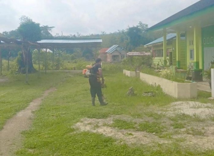 Tenaga Kebersihan Pastikan Lingkungan Madrasah Tetap Bersih Tenaga Kebersihan Pastikan Lingkungan Madrasah Tetap Bersih