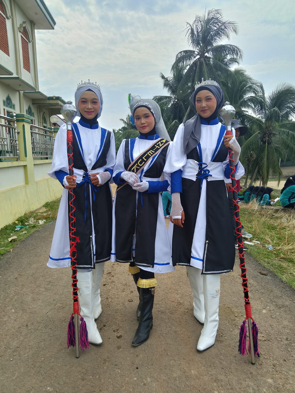 PASUKAN MARCHING BAND SIMPHONY GENTA MAN 3 BUNGO TAMPIL MEMUKAU PADA   PARADE PAWAI DI DESA TELUK PANDAK