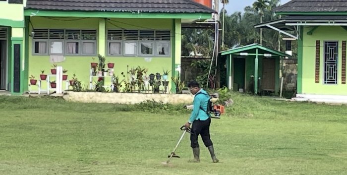 Tenaga Kebersihan MAN 3 Bungo Percantik Lingkungan Madrasah Tenaga Kebersihan MAN 3 Bungo Percantik Lingkungan Madrasah