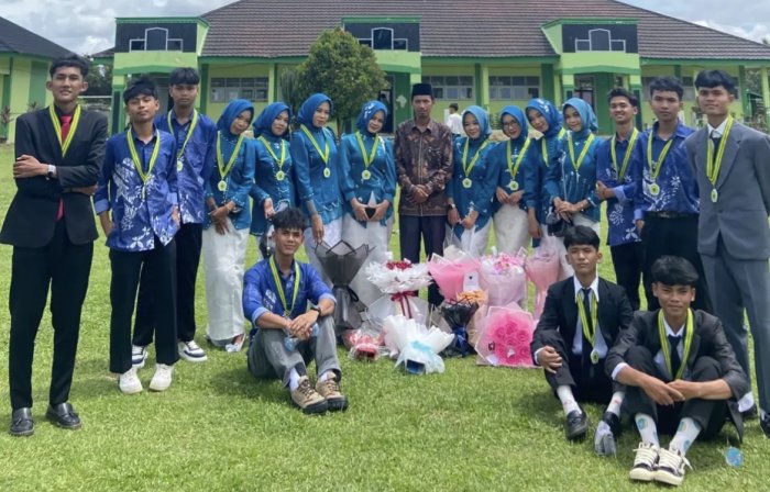 Penuh Haru, Wali Kelas 12 MIPA 2 MAN 3 Bungo Lepas Siswa Terbaik Menuju Perguruan Tinggi Penuh Haru, Wali Kelas 12 MIPA 2 MAN 3 Bungo Lepas Siswa Terbaik Menuju Perguruan Tinggi