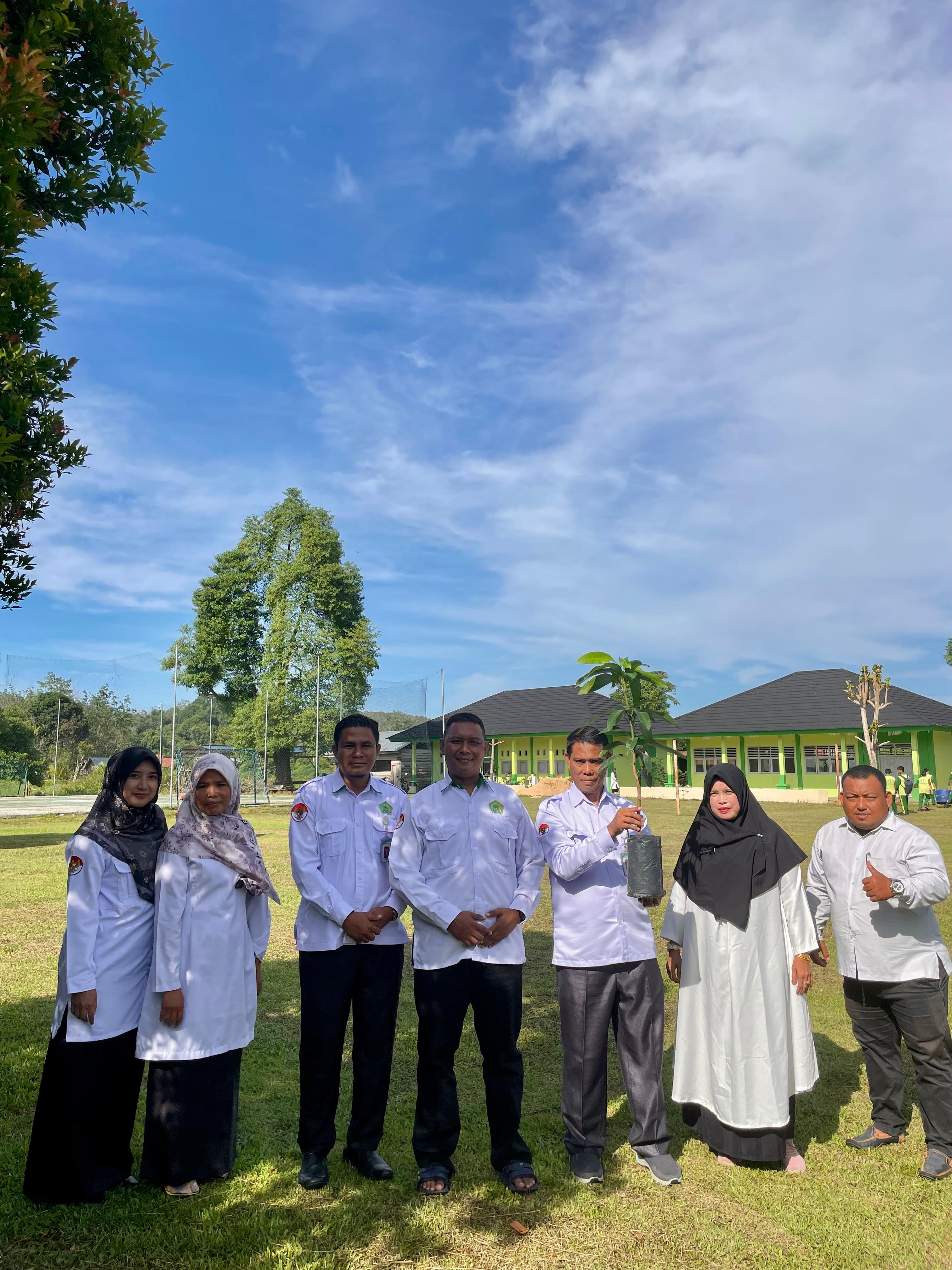 Gerakan Penanaman 1 Juta Pohon Matoa di MAN 3 Bungo Berjalan Lancar dan Sukses Gerakan Penanaman 1 Juta Pohon Matoa di MAN 3 Bungo Berjalan Lancar dan Sukses