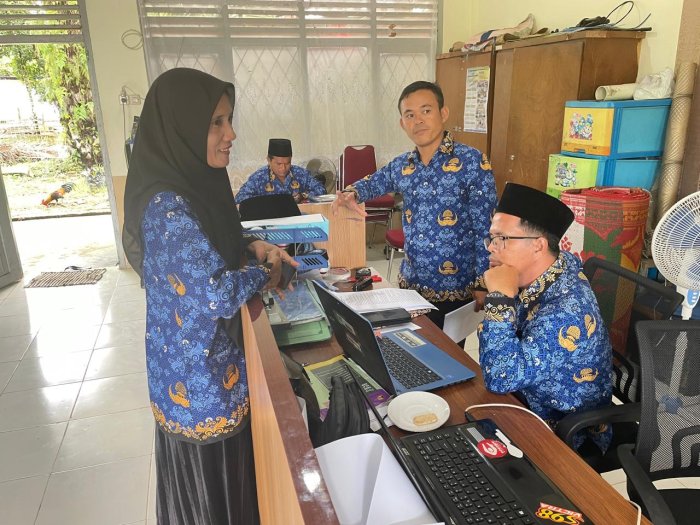 Ketua Panitia UTS Dampingi Sekretaris dalam Persiapan