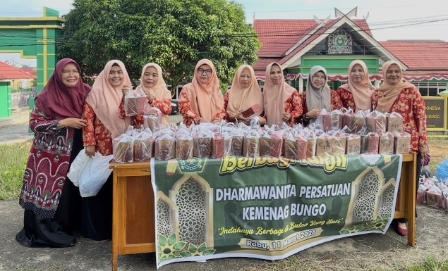 Ibu-ibu Persatuan Dharmawanita Kemenag Bungo Bagikan Takjil