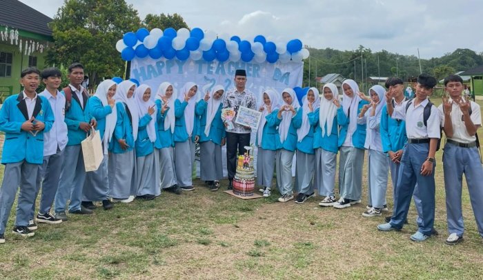 Siswa Kelas 12 MIPA 1 Rayakan Hari Guru Nasional 2025