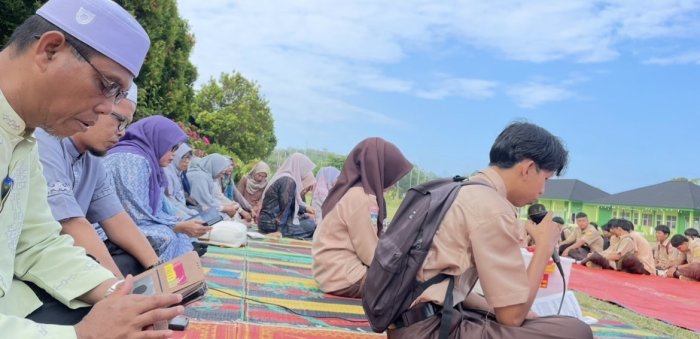 Siswa 12 MIPA 2 Pimpin Yassinan Rutin Jumat Pagi Siswa 12 MIPA 2 Pimpin Yassinan Rutin Jumat Pagi