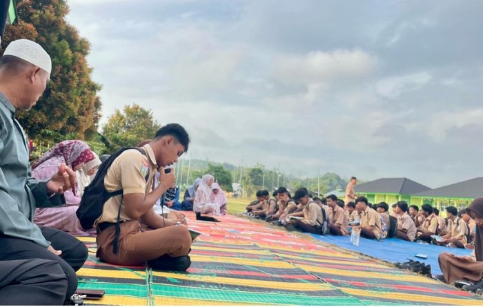 Kelas 12 MIPA 2 dipercaya menjadi petugas pembaca Surat Yasin dalam kegiatan yasinan Jumat rutin di MAN 3 Bungo. Kelas 12 MIPA 2 dipercaya menjadi petugas pembaca Surat Yasin dalam kegiatan yasinan Jumat rutin di MAN 3 Bungo.