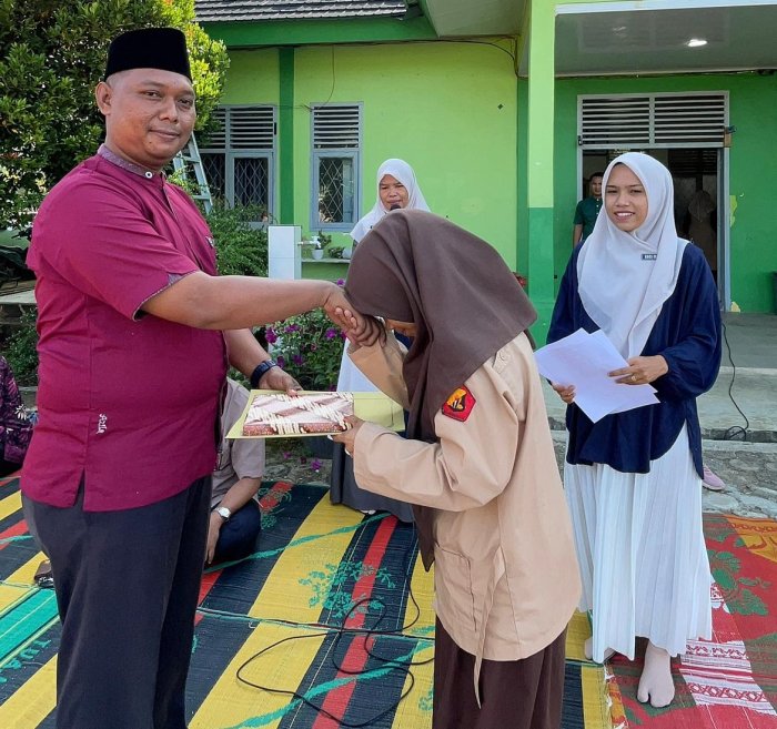 Kaur TU MAN 3 Bungo Berikan Penghargaan Lomba Literasi kepada Siswa