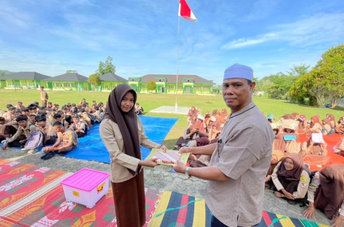 Kepala MAN 3 Bungo Serahkan Penghargaan Lomba Literasi Kepala MAN 3 Bungo Serahkan Penghargaan Lomba Literasi