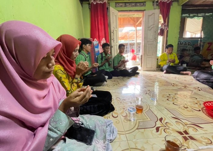 Wakil Humas MAN 3 Bungo Takziah ke Rumah Duka Siswa