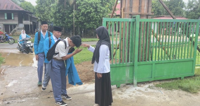 Budaya Sapa Pagi: Wakamad Kurikulum Sambut Siswa di Gerbang Madrasah