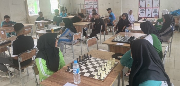 Pertandingan Catur Berlangsung dengan sistem lima putaran hingga larut malam Pertandingan Catur Berlangsung dengan sistem lima putaran hingga larut malam