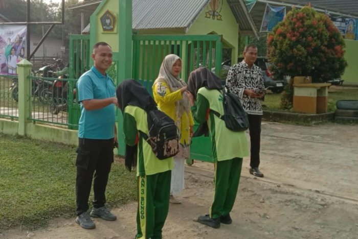 Guru MAN 3 Bungo Sambut Siswa dengan Senyum dan Salam