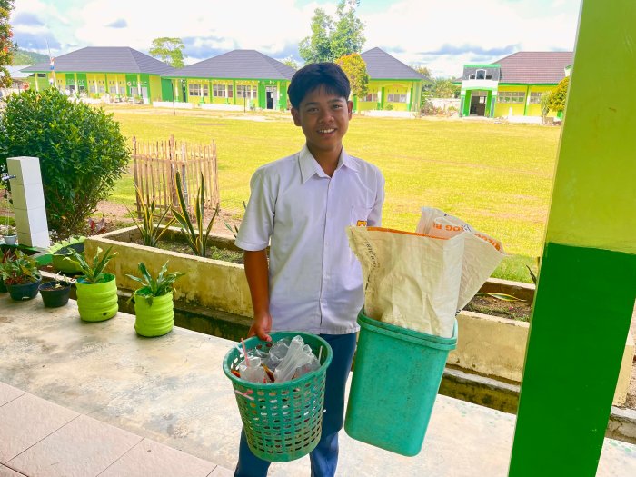 Madrasah Sehat Dimulai dari Kearifan siswa kelas 11 Mipa 1 yang membuang sampah pada tempatnya Madrasah Sehat Dimulai dari Kearifan siswa kelas 11 Mipa 1 yang membuang sampah pada tempatnya