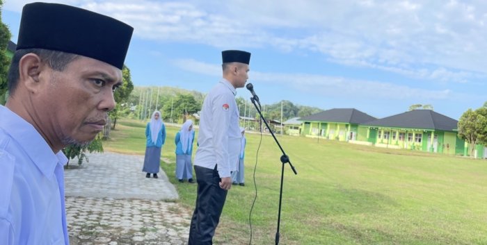 Riki Nali Menjadi Pembina Upacara Rutin di Sekolah