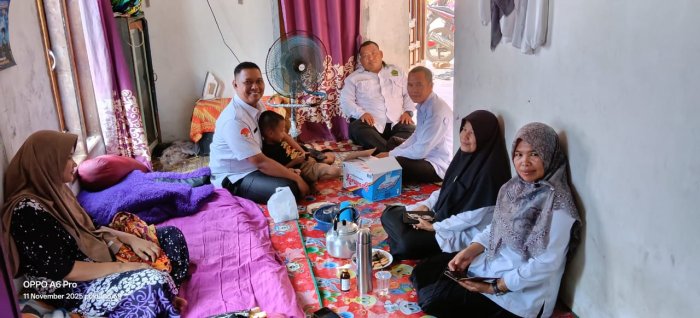 Keluarga Besar MAN 3 Bungo Kunjungi Guru yang Sakit