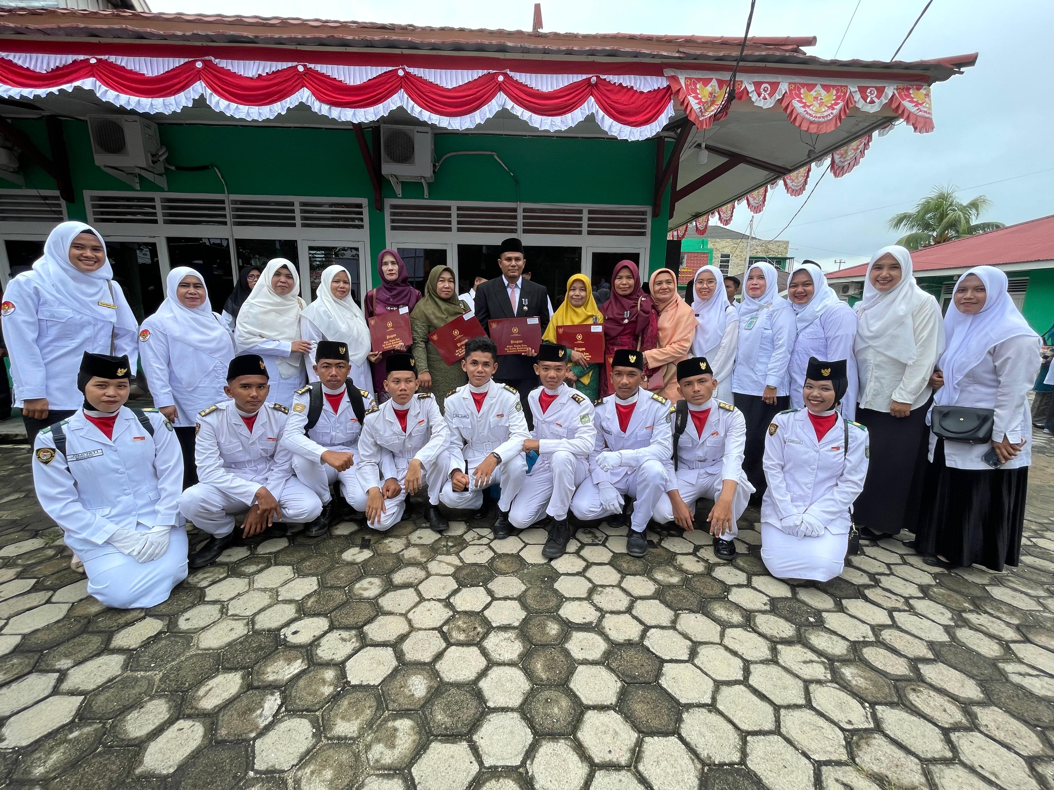 GURU MAN 3 BUNGO TERIMA SATYA LENCANA KARYA SATYA DI HAB KEMENTERIAN AGAMA KE-79 