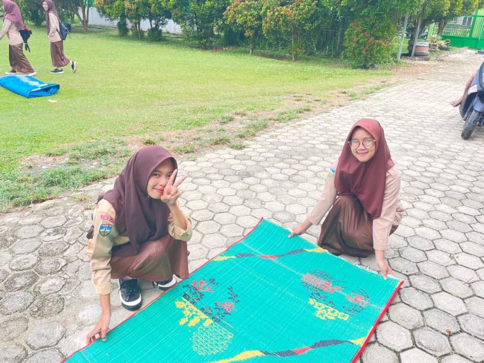 Anggota Rohis MAN 3 Bungo Ajak Jaga Kebersihan Sekolah Anggota Rohis MAN 3 Bungo Ajak Jaga Kebersihan Sekolah