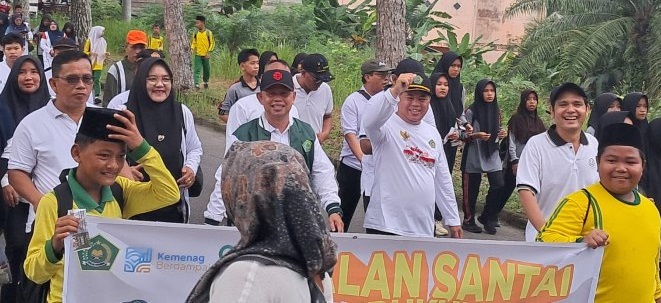 Semarakkan HAB ke-80, Kepala MAN 3 Bungo Serahkan Doorprize pada Jalan Santai Kerukunan