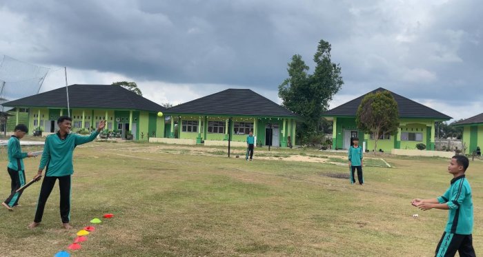 Pelajar MAN 3 Bungo Hidupkan Permainan Tradisional Bola Kasti