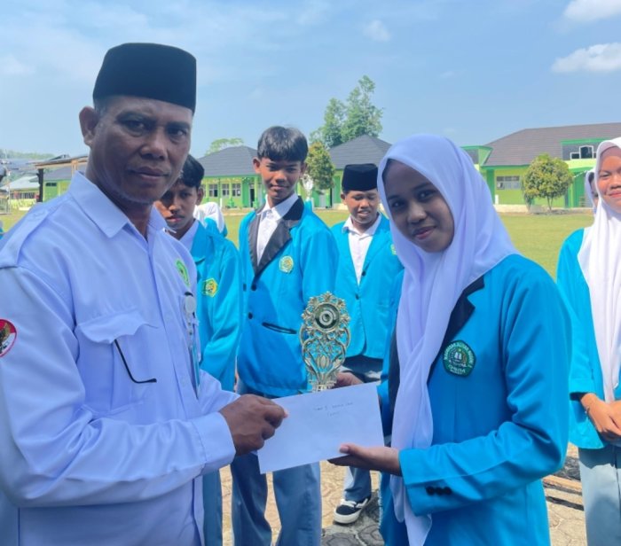Kepala MAN 3 Bungo Berikan Uang Pembinaan kepada Pemenang Lomba Porseni Kepala MAN 3 Bungo Berikan Uang Pembinaan kepada Pemenang Lomba Porseni