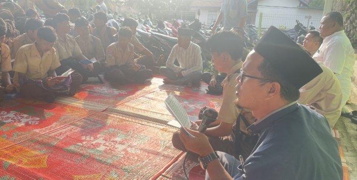 Konsisten Dampingi Siswa MAN 3 Bungo, Ustadz Badrul Husni Galakkan Gerakan Gemar Membaca Al-Quran Konsisten Dampingi Siswa MAN 3 Bungo, Ustadz Badrul Husni Galakkan Gerakan Gemar Membaca Al-Quran