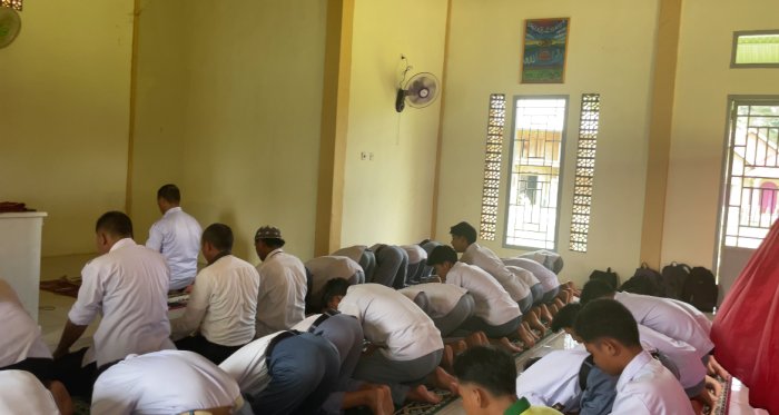 Mushalla MAN 3 Bungo Dipadati Saat Salat Zuhur Berjamaah Mushalla MAN 3 Bungo Dipadati Saat Salat Zuhur Berjamaah