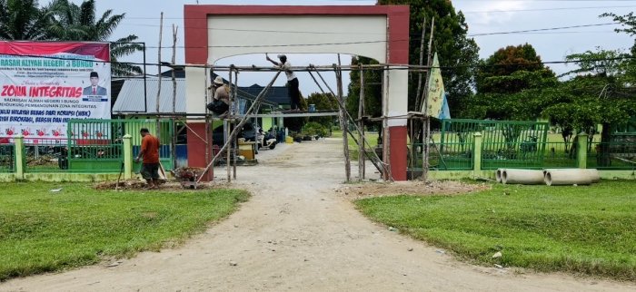 Kepala MAN 3 Bungo Bangun Gapura Baru Tingkatkan Estetika Madrasah