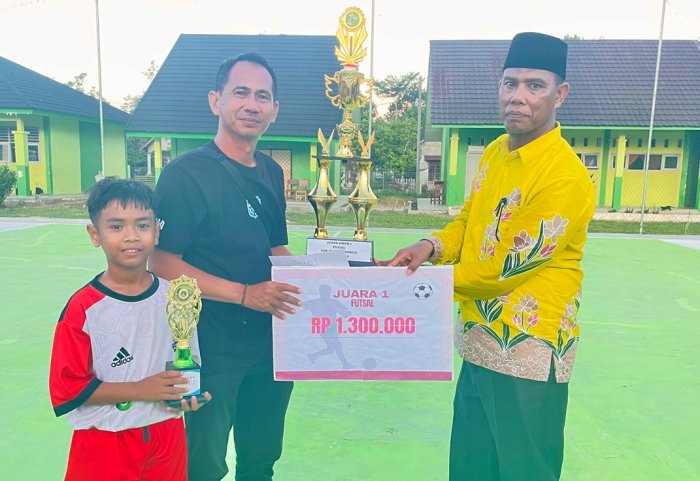 Kepala MAN 3 Bungo Serahkan Piala Turnamen Futsal Tingkat SLTP Kepala MAN 3 Bungo Serahkan Piala Turnamen Futsal Tingkat SLTP
