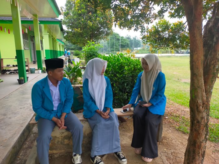 Mahasiswi UIN Jambi Wawancarai Siswa Berprestasi soal Kebijakan Sekolah Mahasiswi UIN Jambi Wawancarai Siswa Berprestasi soal Kebijakan Sekolah