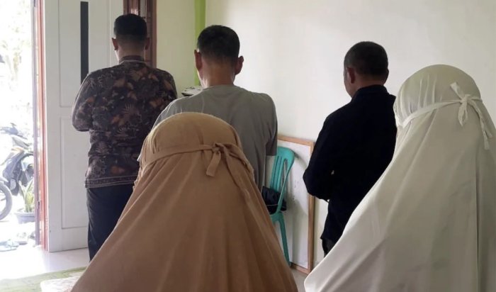 Kebersamaan Keluarga MAN 3 Bungo dalam Shalat Berjamaah
