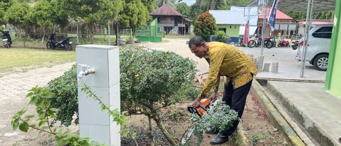MAN 3 Bungo Rutin Rawat Taman untuk Lingkungan Asri MAN 3 Bungo Rutin Rawat Taman untuk Lingkungan Asri
