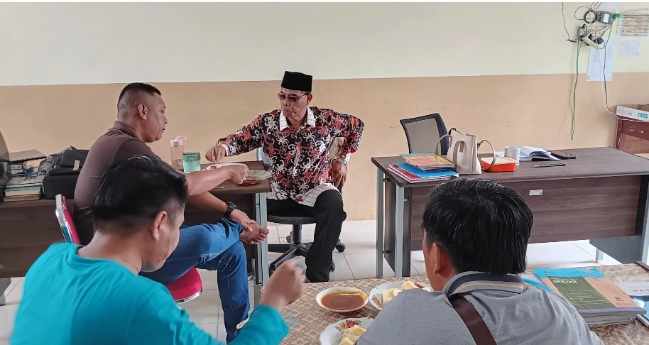 Kebersamaan Usai Gotong Royong: Kepala MAN 3 Bungo dan Dewan Guru Nikmati Ubi Rebus Hasil Kegiatan P5RA