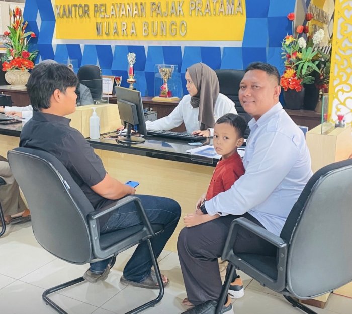Kaur TU MAN 3 Bungo Dampingi Proses Pelaporan SPT PNS Disabilitas yang Diwakilkan Anaknya
