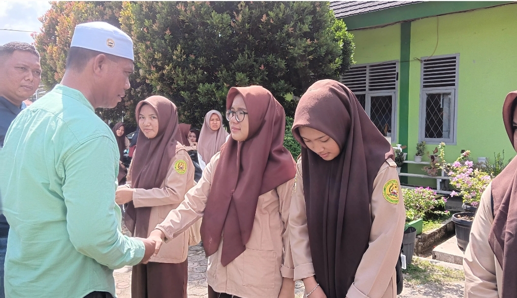 MAN 3 Bungo Bagikan Rapor Kenaikan Kelas, Umumkan Juara Umum Tahun Ajaran 2024/2025 MAN 3 Bungo Bagikan Rapor Kenaikan Kelas, Umumkan Juara Umum Tahun Ajaran 2024/2025