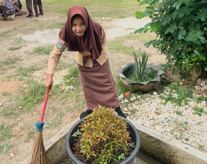 Siswi MAN 3 Bungo Lakukan Kegiatan Bersih Kelas Siswi MAN 3 Bungo Lakukan Kegiatan Bersih Kelas