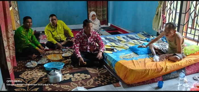 Kepala MAN 3 Bungo Kunjungi Pegawai Tata Usaha Sakit